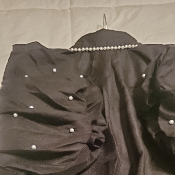 Pearls & Puff Sleeves - Picture 3 of 4